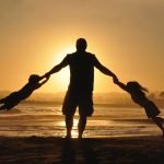 Papà che gioca con bimbi iwopp