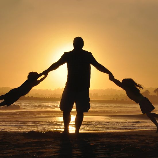 Papà che gioca con bimbi iwopp