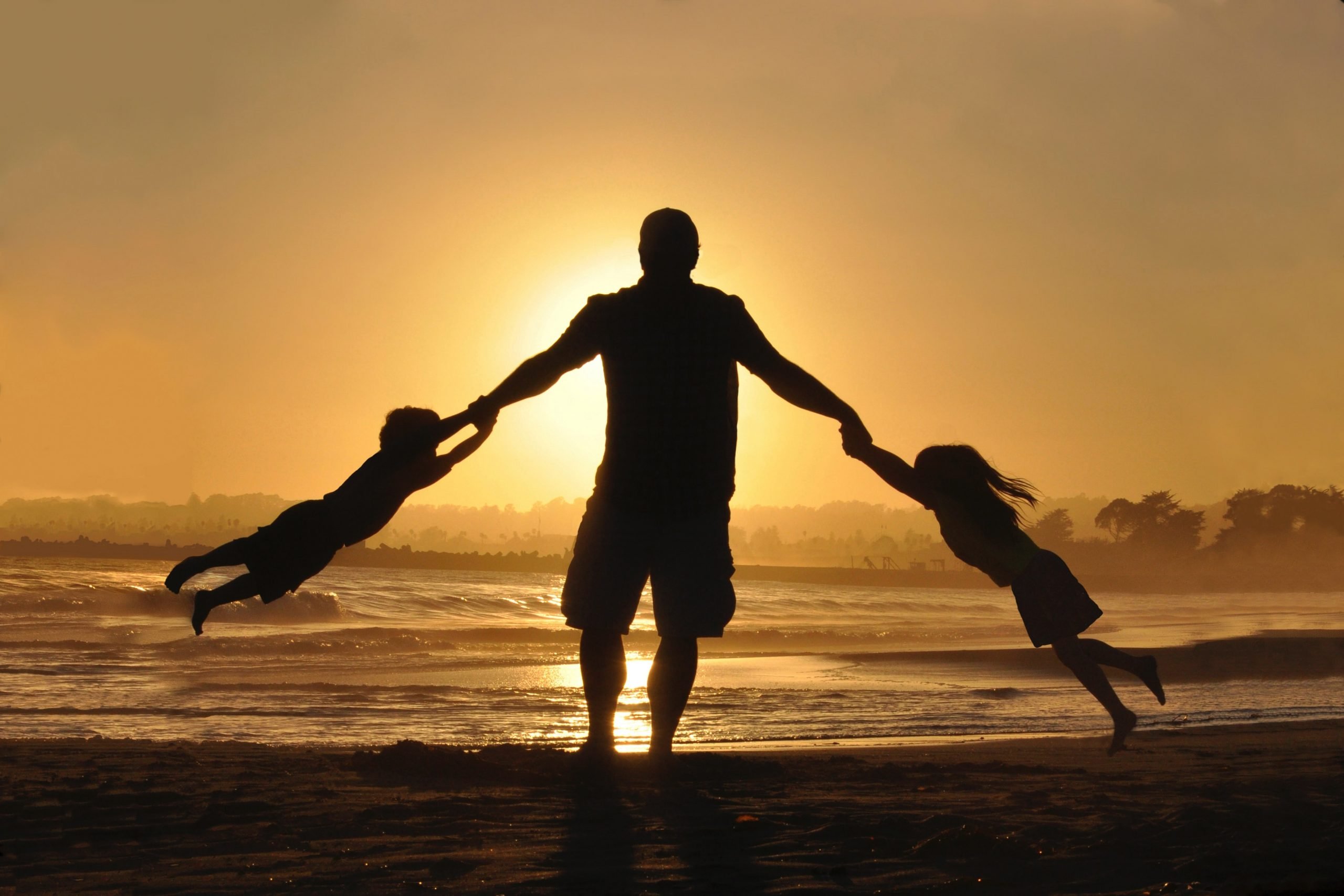 Papà che gioca con bimbi iwopp